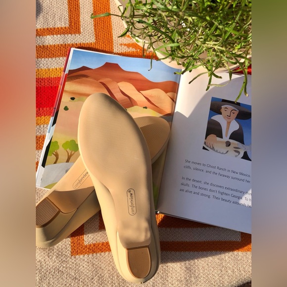 Comfortview Polished Bone Colored Pumps - Picture 4 of 7